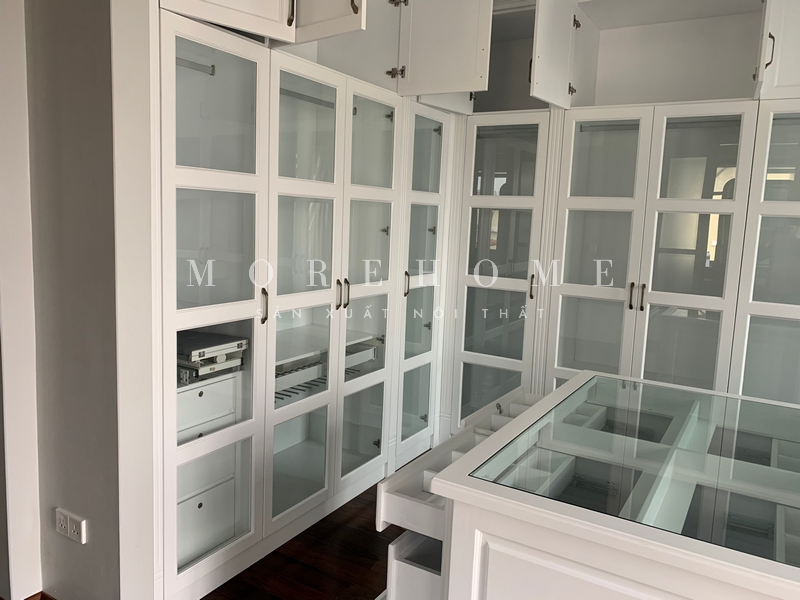 Để bảo quản tốt nhất và tiện lợi cho quá trình lựa chọn, tủ quần áo khung gỗ tự nhiên màu trắng mặt kính âm tường hiện đại được sắp xếp trưng bày những món đồ, phụ kiện để tiết kiệm thời gian.